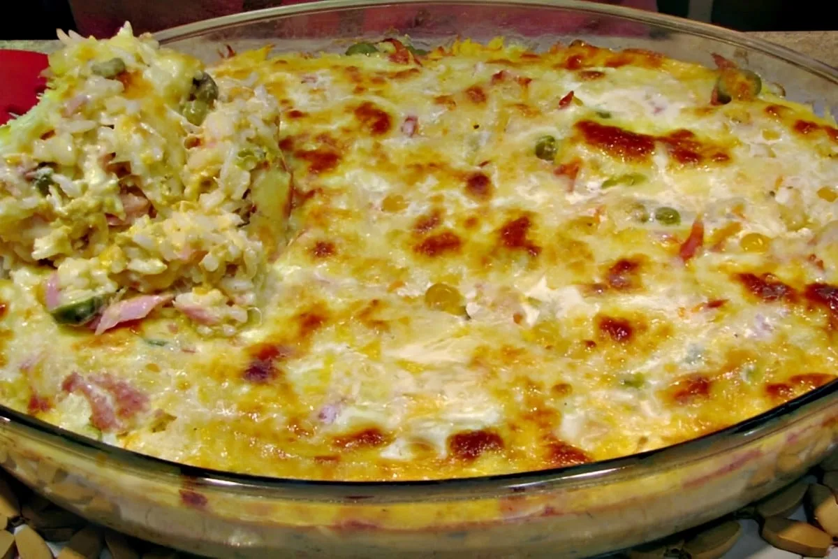 O arroz de forno cremoso e molhadinho que sempre faz sucesso no almoço em família