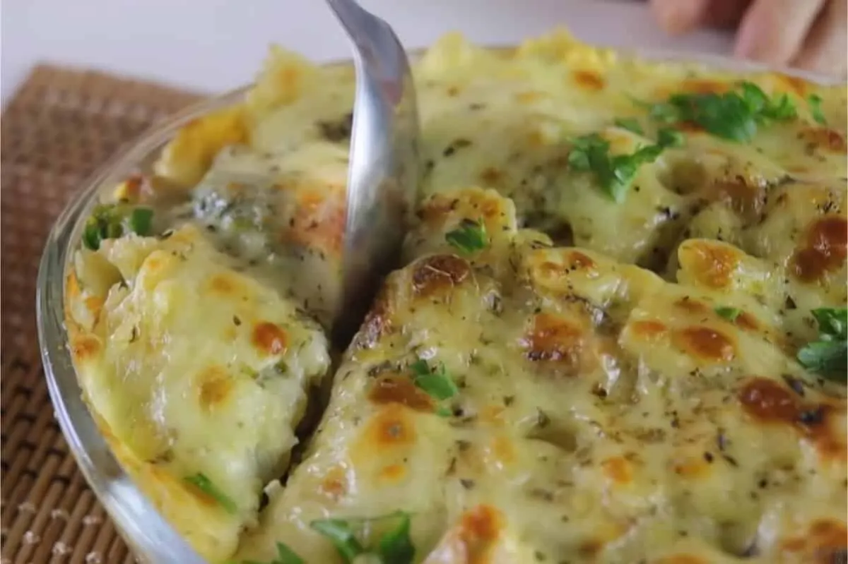 O macarrão cremoso com bacon mais gostoso que você vai provar no seu almoço de fim de ano
