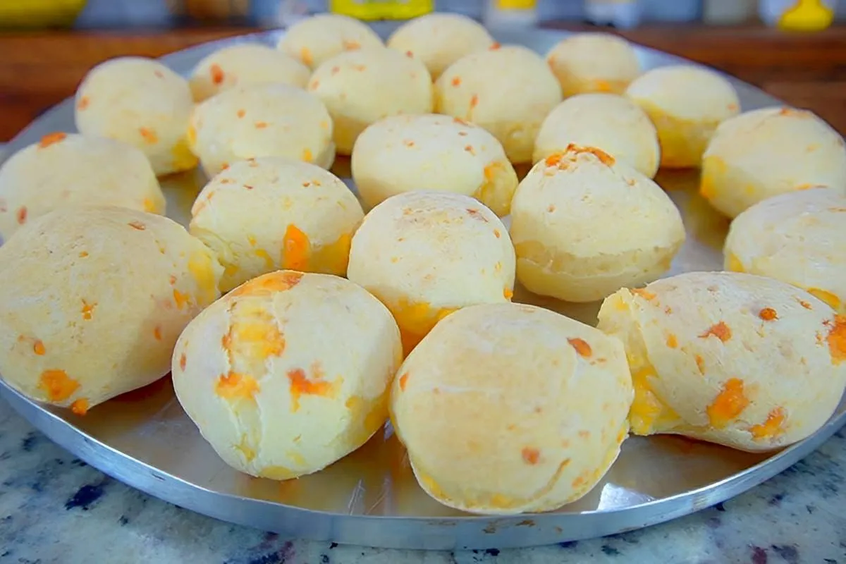 O segredo do pão de queijo que não murcha e fica crocante por fora e macio por dentro