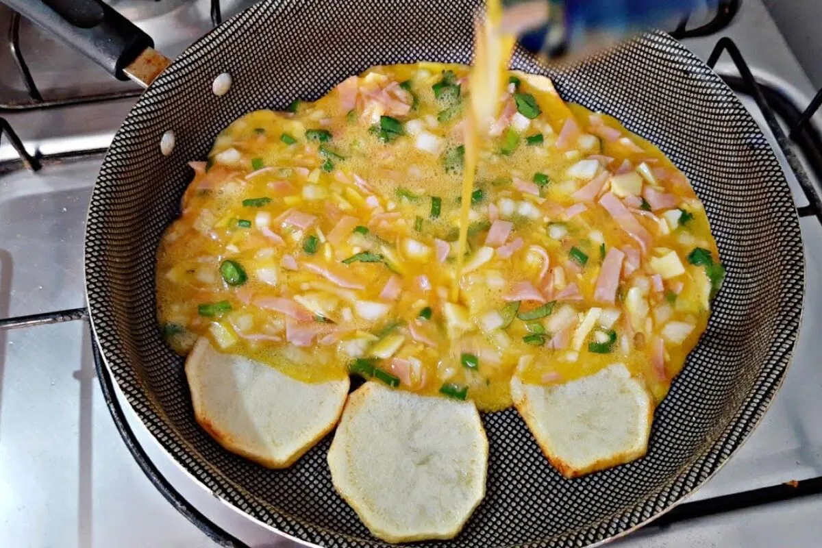 Omelete com batatas simples feito na frigideira que cabe em qualquer refeição