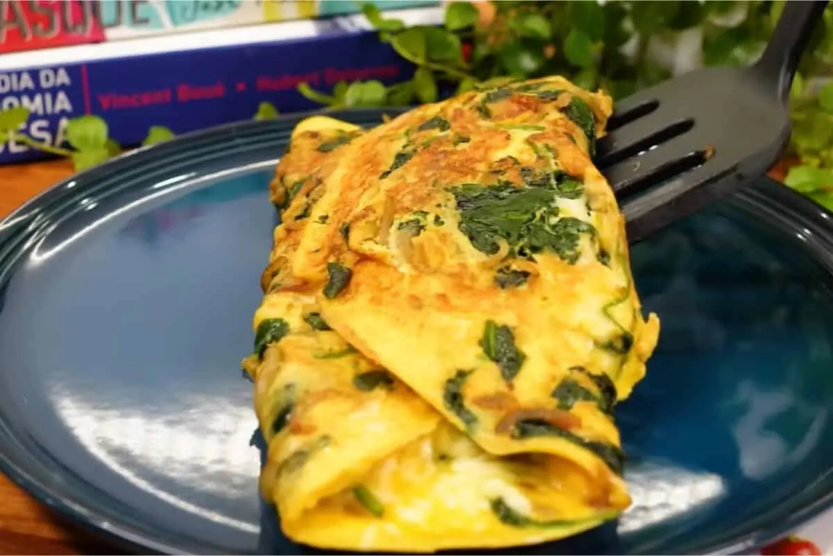 Omelete com espinafre e queijo super leve e delicioso pronto em poucos minutos