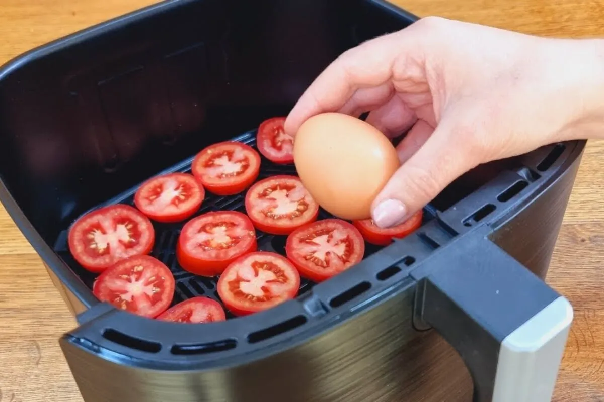 Omelete com legumes na air fryer leve, prática que viralizou na internet