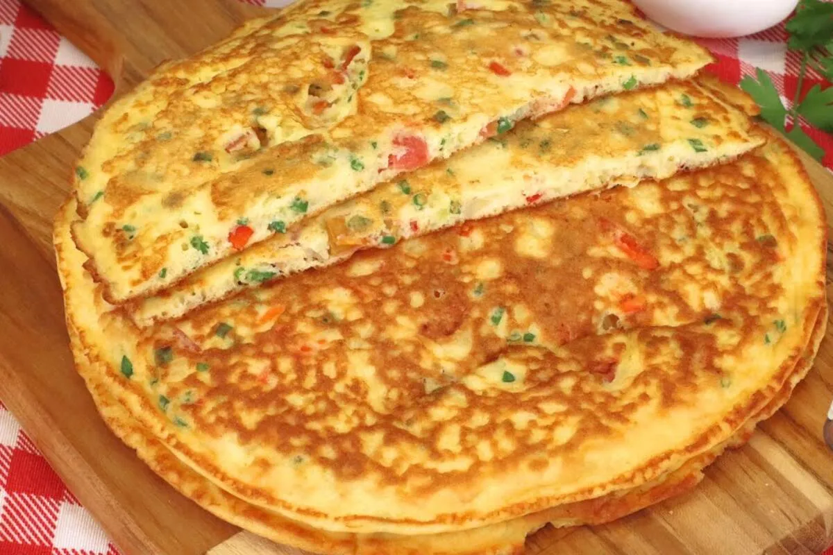 Omelete completo e fácil com poucos ingredientes para o café, almoço ou jantar
