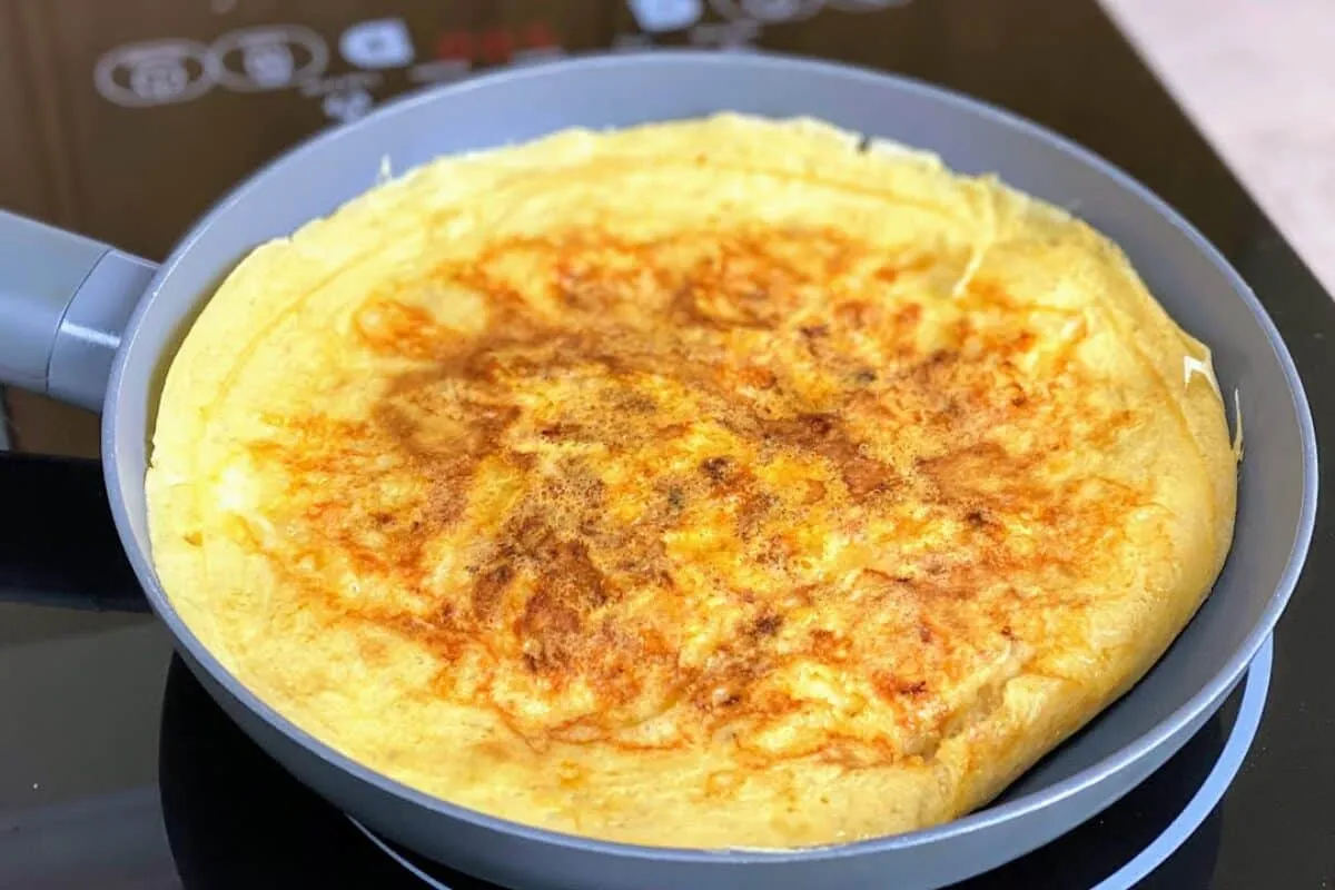 Omelete de aveia leve e saudável, ideal para café da manhã ou refeições com poucas calorias