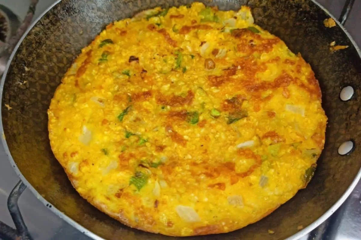 Omelete de flocão de frigideira, para o café da manhã, que fica pronto rapidamente e é saudável