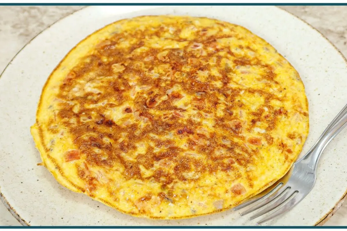 Omelete simples bem temperado e pronto em minutos para o lanche ou jantar