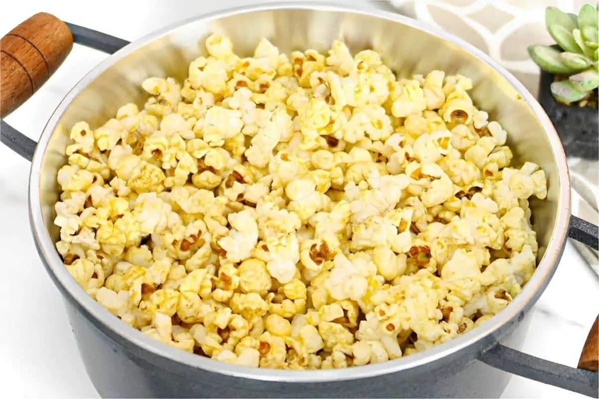 Os segredos da pipoca de cinema uma pipoca amanteigada deliciosa para fazer na sua casa