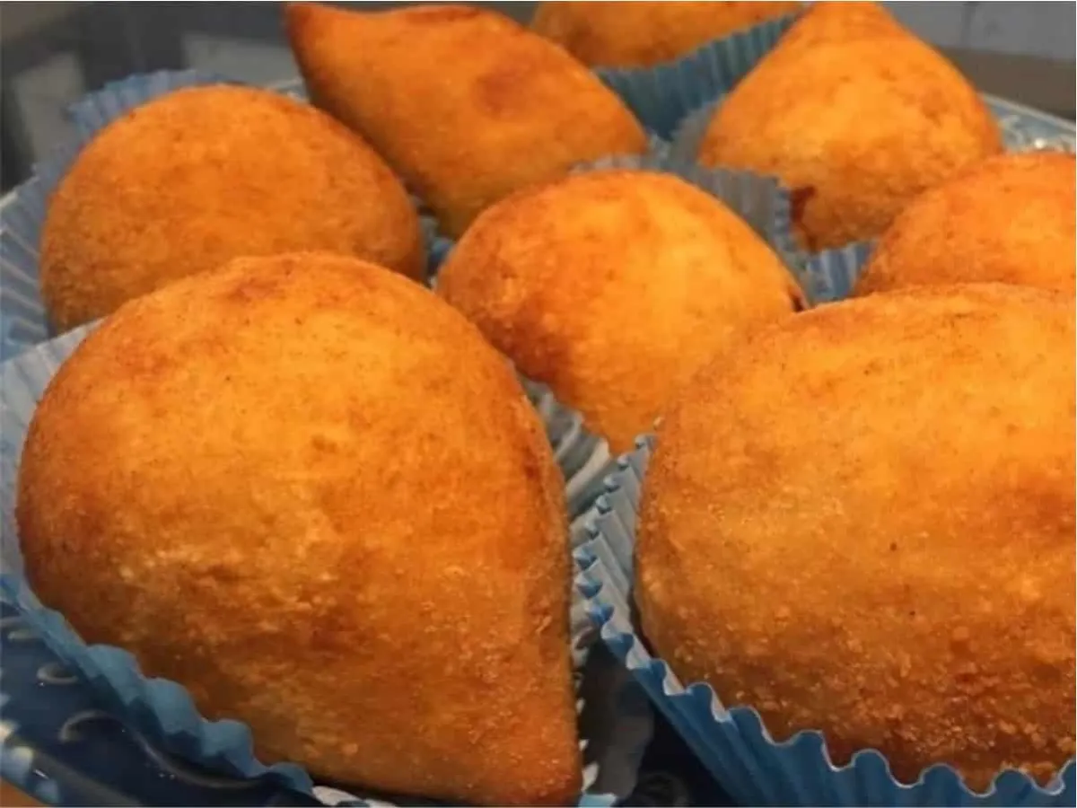 Os truques para fazer a melhor receita de coxinha com massa de batata que derrete na boca