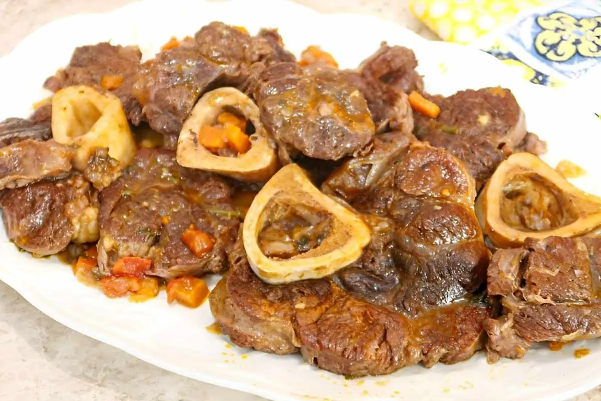 Ossobuco de panela de pressão saboroso e suculento para servir no almoço ou jantar