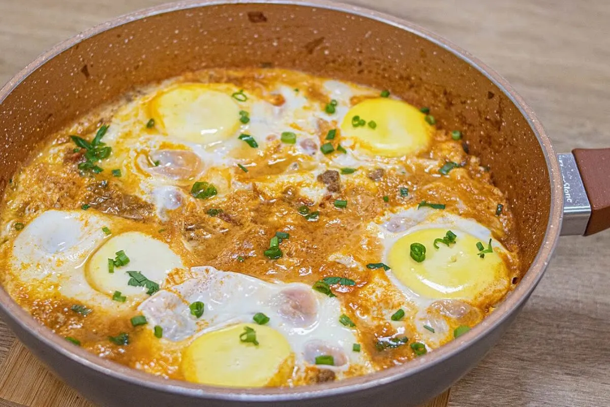 Ovos à bolonhesa é uma receita prática que vai virar uma de suas favoritas