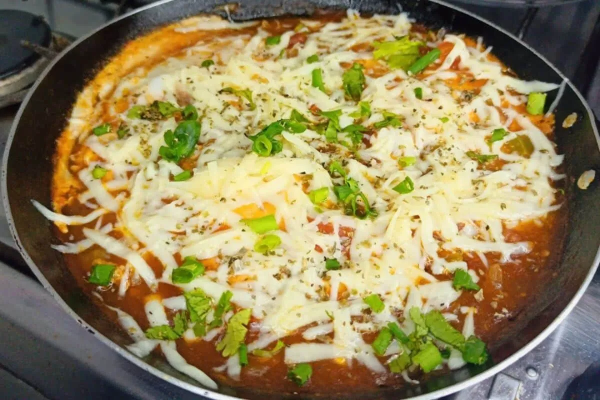 Ovos a parmegiana na frigideira prontos em minutos para um jantar prático de fim de ano