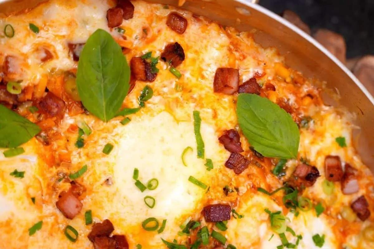 Ovos ao molho de tomate bem temperados e práticos para você preparar em minutos