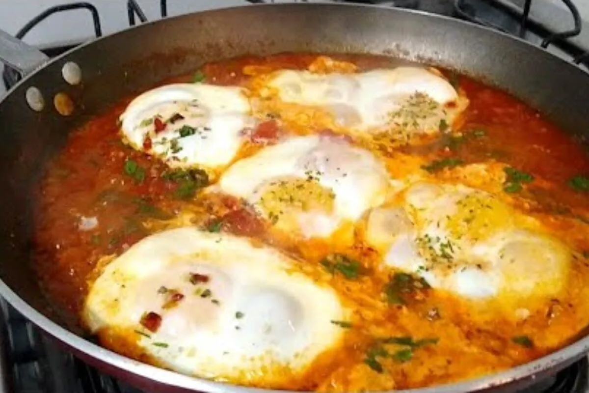 Ovos ao molho de tomate: descubra o melhor jeito de comer ovos numa receita simples, fácil e muito gostosa