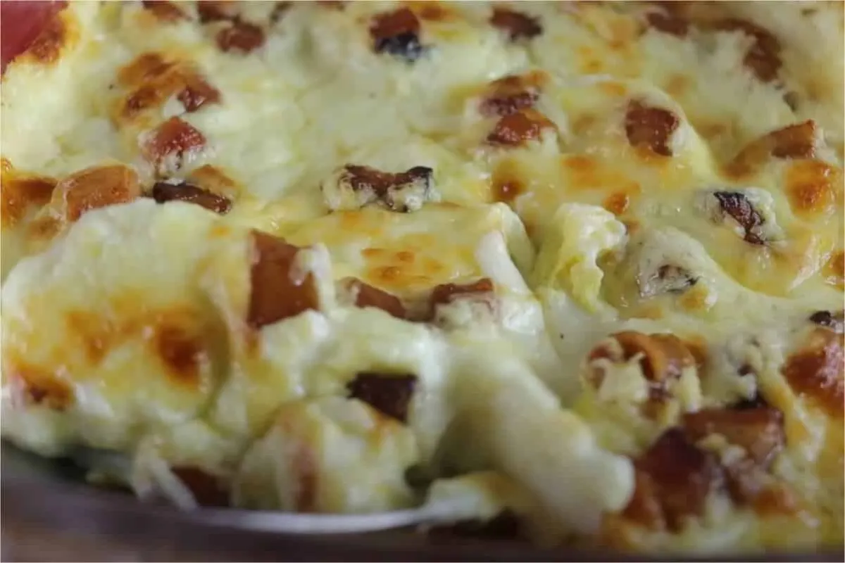 Ovos com creme de batata e bacon gratinados: prato completo e econômico para seu almoço