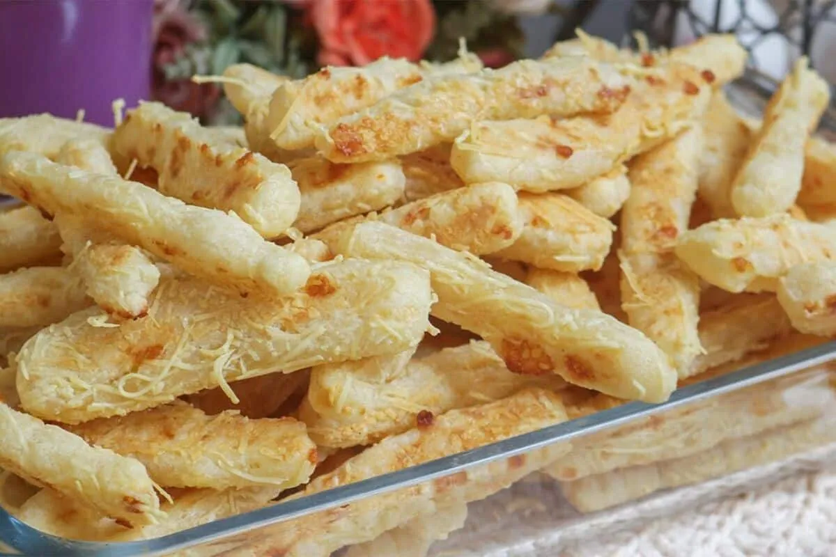 Palitos de queijo: faça em casa, ficam melhores que os da padaria e são super fáceis