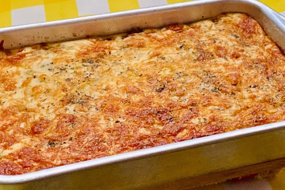 Panqueca de forno com molho e queijo para um jantar rápido e delicioso