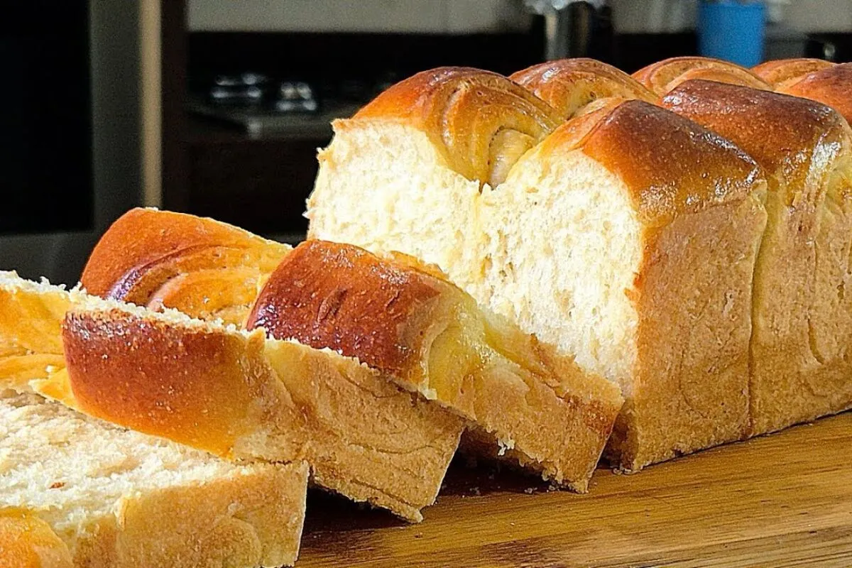 Pão caseiro amanteigado fofinho para o café da manhã ou lanche da tarde