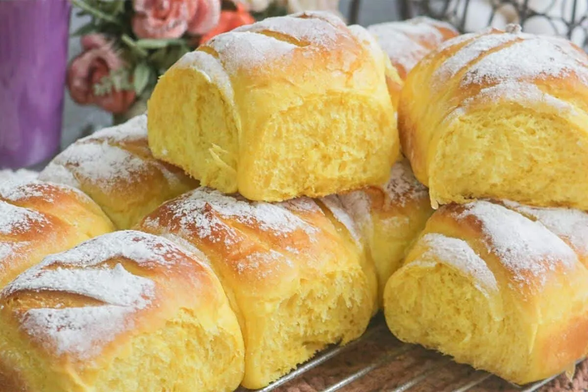 Pão caseiro de abóbora fofinho igual nuvem e perfeito para comer com café