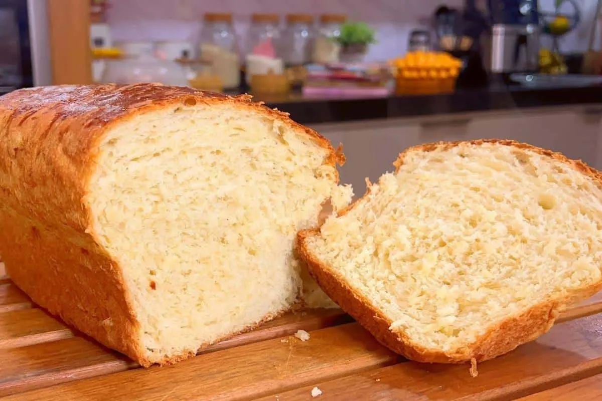 Pão caseiro de batata para comer quentinho com manteiga na hora do café