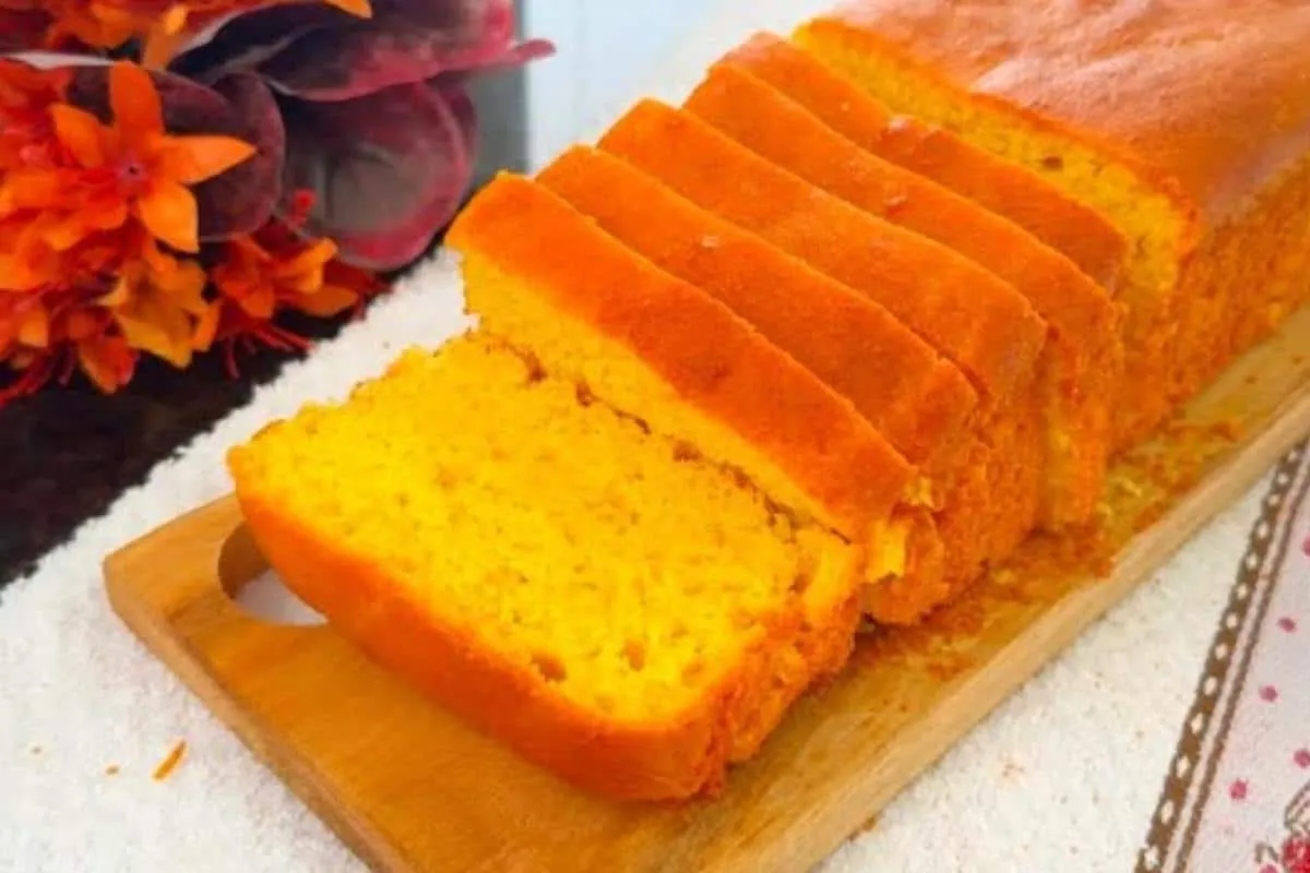 Pão caseiro de fubá fofinho e molhadinho para saborear com uma xícara de café