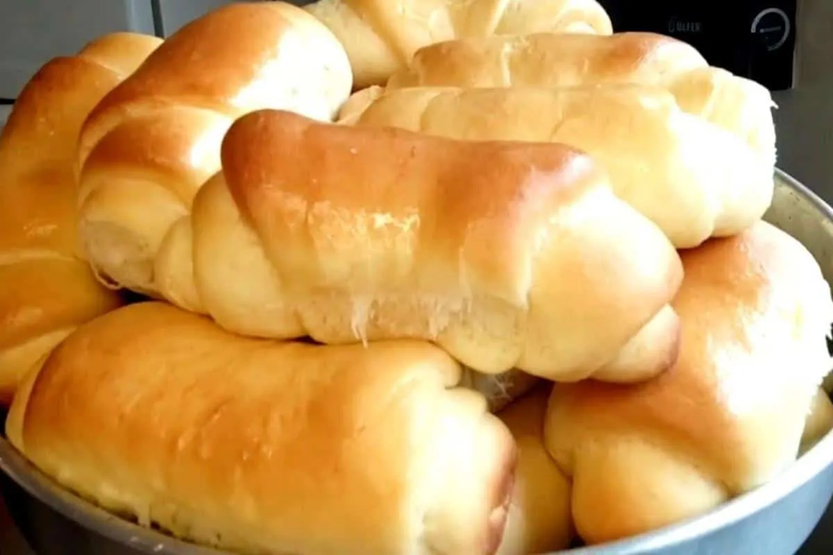 Pão caseiro de leite que cresce muito e rende vários pãezinhos