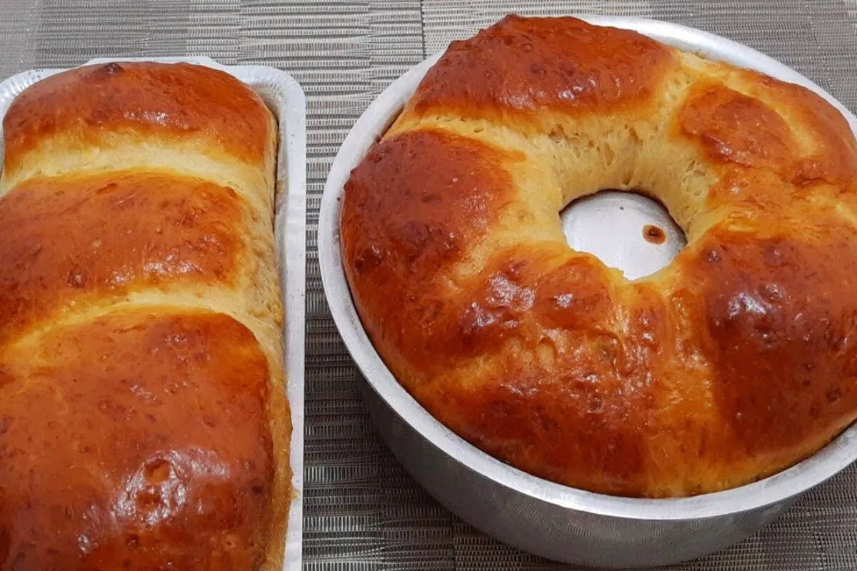 Pão caseiro de liquidificador para saborear no lanche da tarde quentinho com manteiga