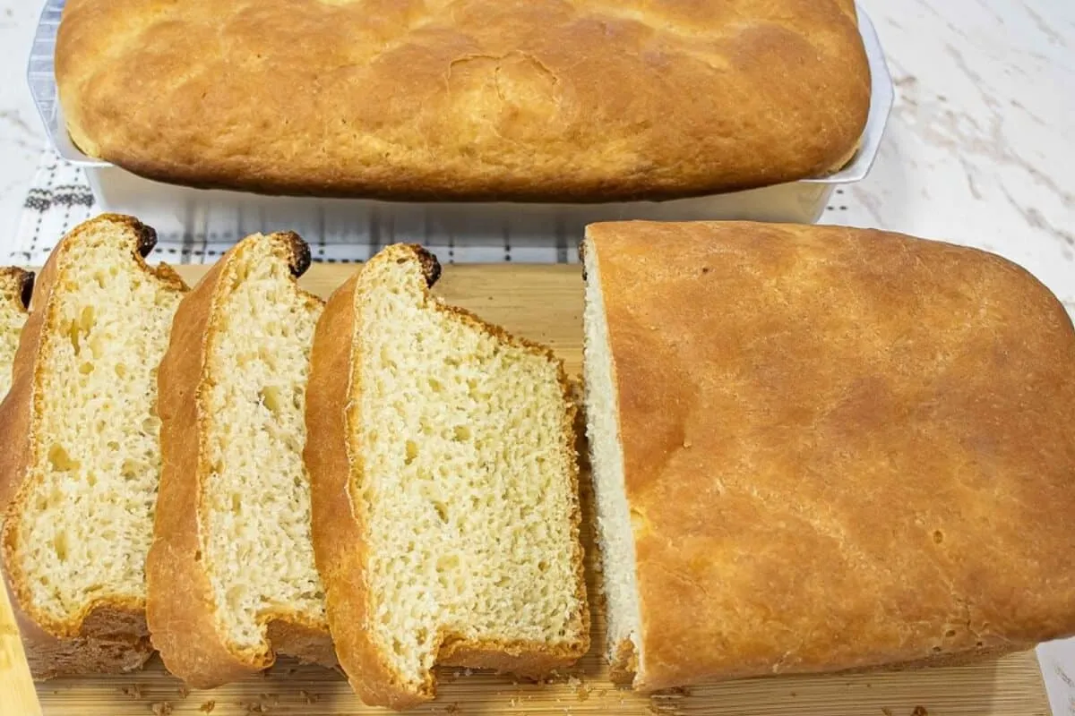 Pão caseiro de massa mole que fica delicioso para comer quentinho com manteiga derretendo