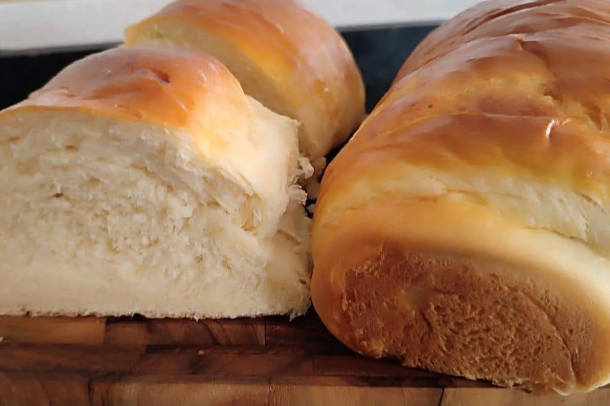Pão caseiro fofinho da roça para comer ainda quentinho na hora do café