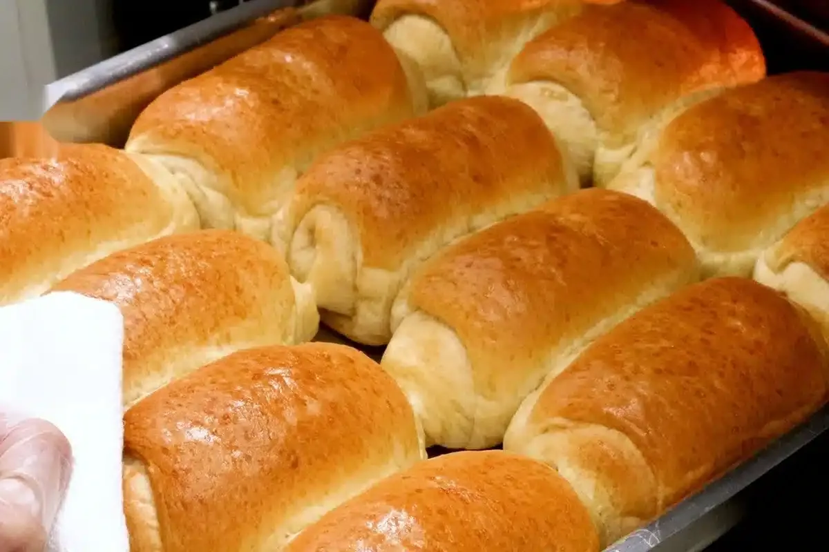 Pão caseiro fofinho de padaria: fica macio e fresquinho a semana toda