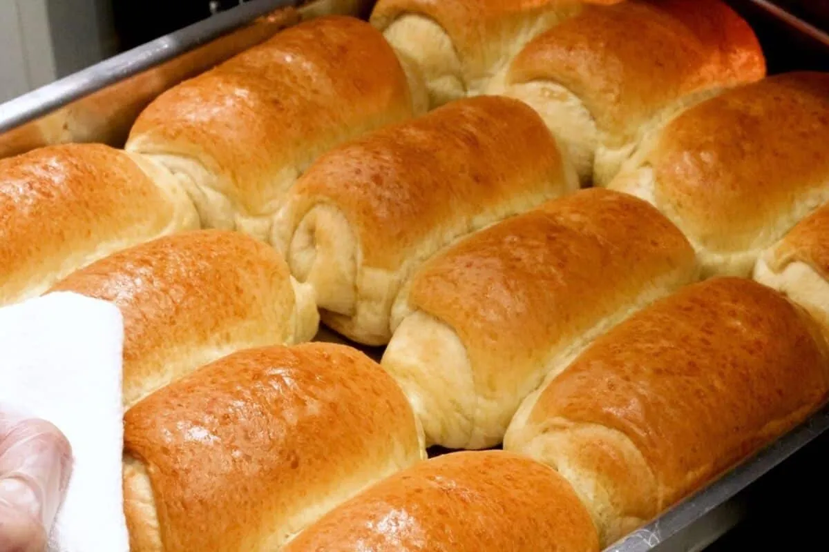 Pão caseiro fofinho de padaria muito gostoso para você fazer no café da manhã
