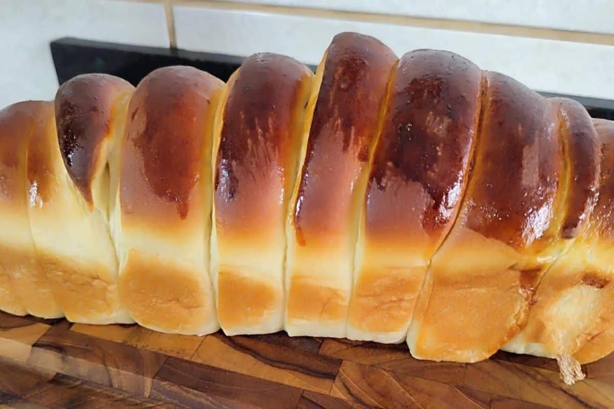 Pão caseiro fofinho e macio que já sai fatiado do forno para o café da manhã ou da tarde