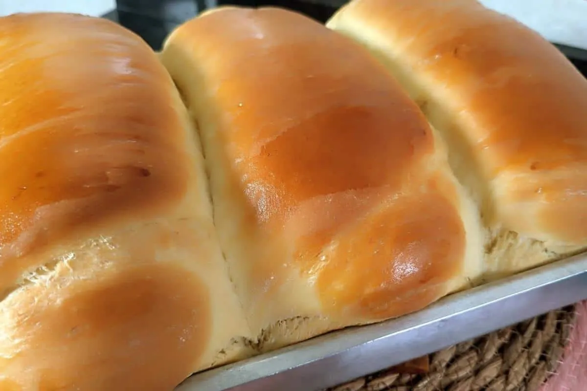 Pão caseiro fofinho para comer quentinho com manteiga e um café fresquinho