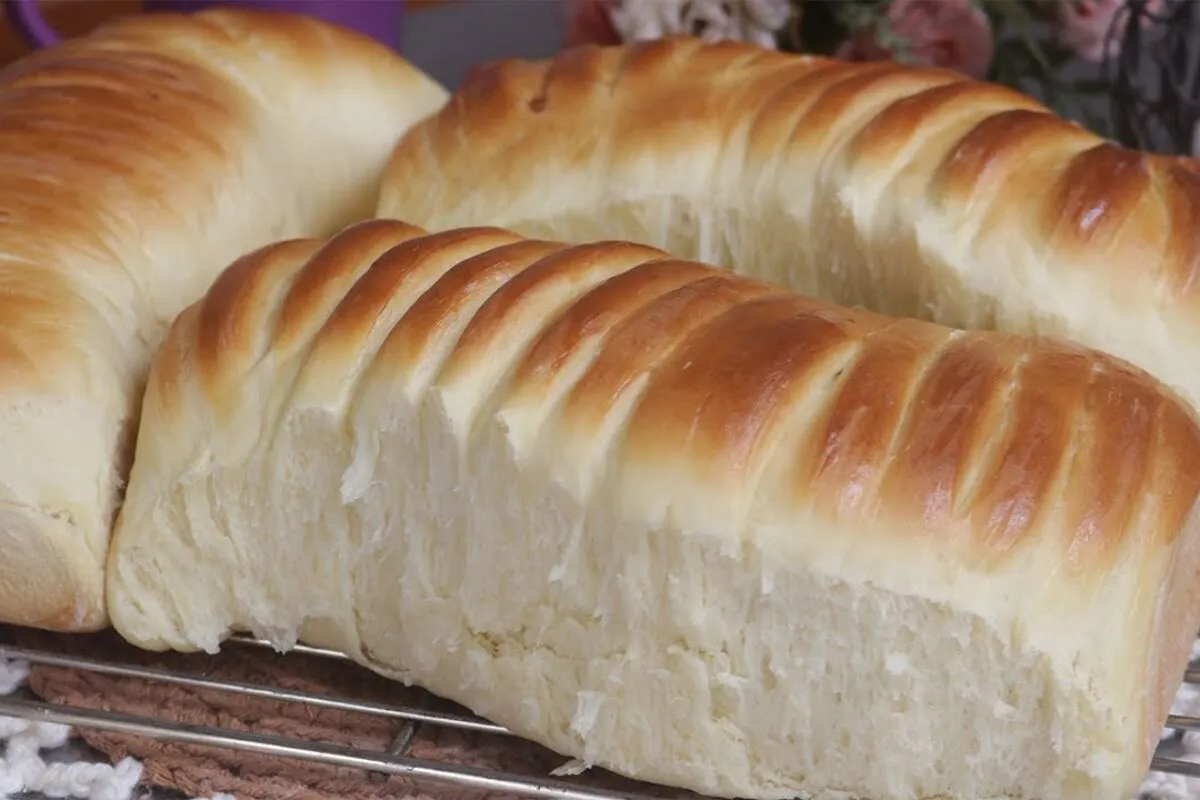 Pão caseiro fofinho, que parece uma nuvem e é perfeito para acompanhar aquele café quentinho