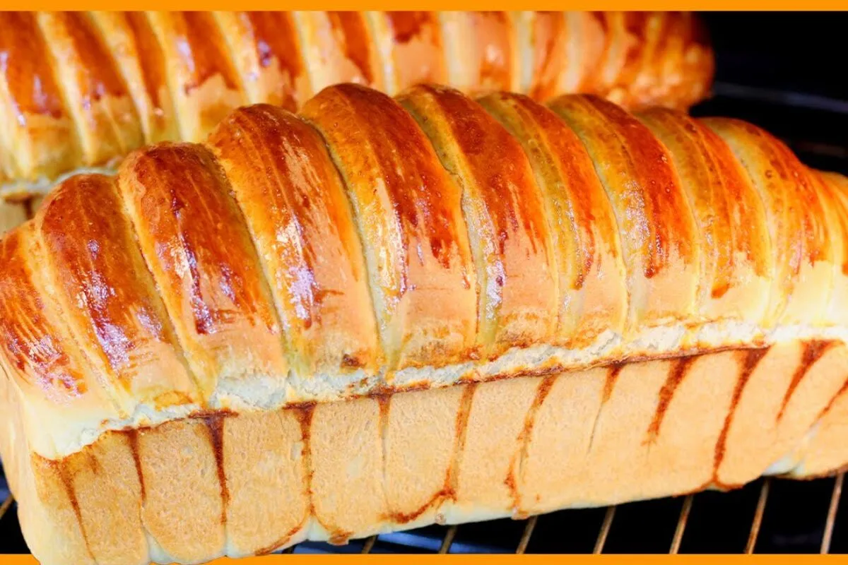 Pão caseiro fresquinho que já sai fatiado do forno para o café da manhã