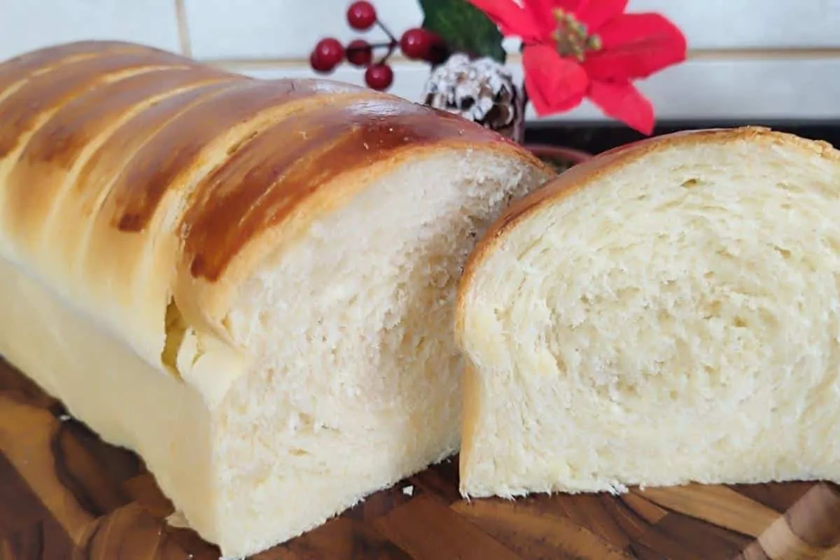 Pão caseiro macio e fofinho para você servir um café da manhã de natal maravilhoso