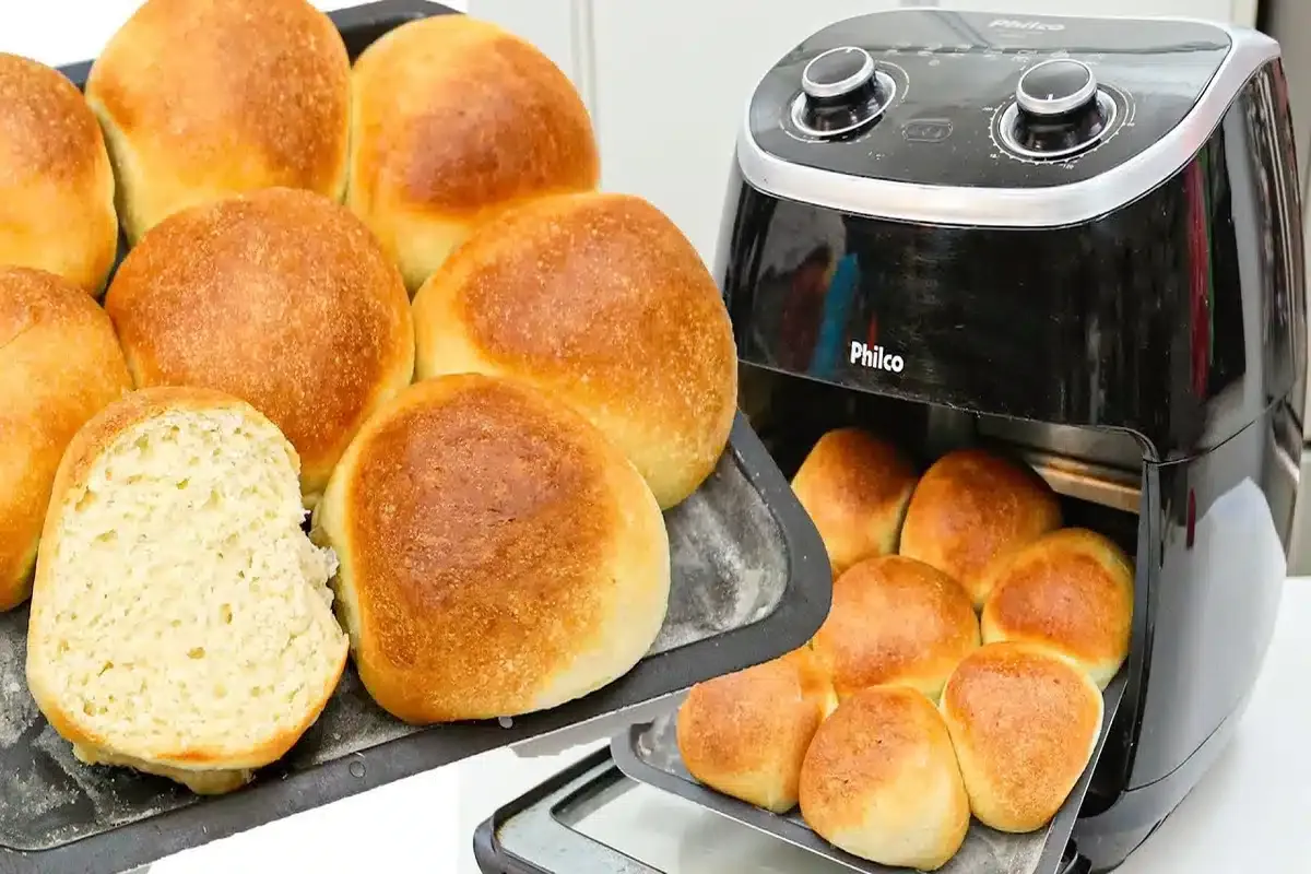 Pão caseiro na air fryer que fica fofinho e macio para comer quentinho no café da manhã