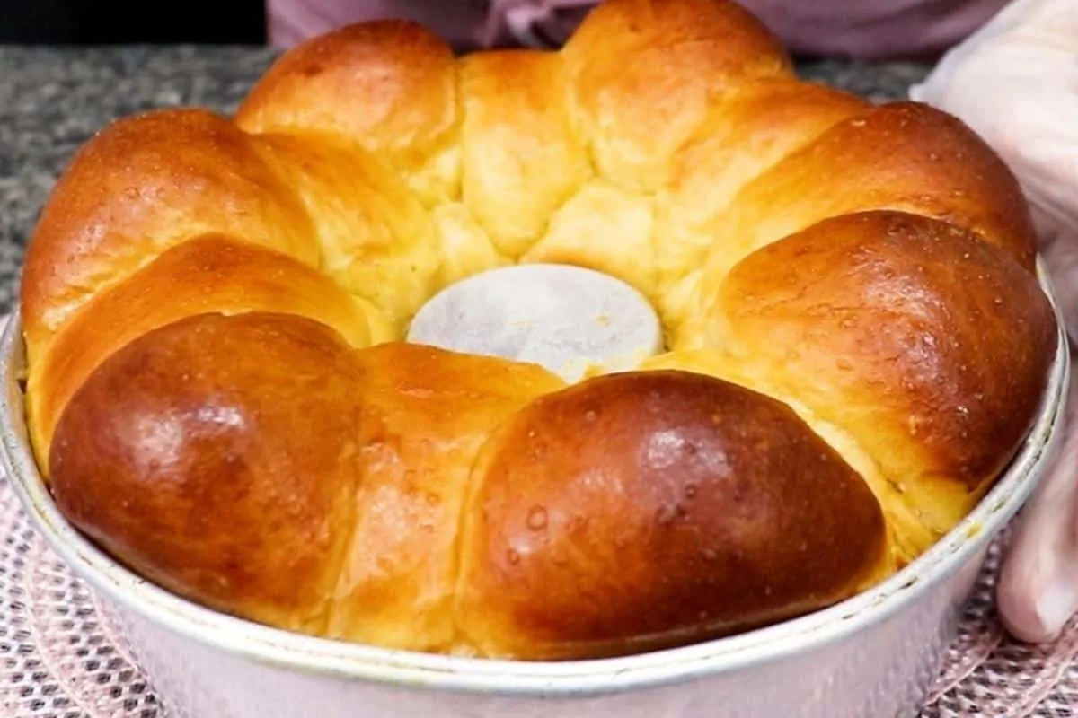 Pão caseiro que cresce bastante e parece um pedaço de algodão de tão macio