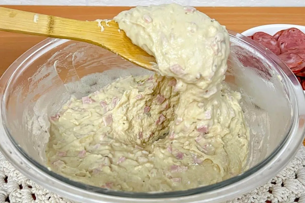 Pão caseiro recheado: a massa que você só precisa mexer um pouco e terá um pão delicioso