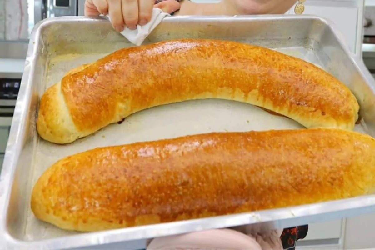 Pão caseiro recheado muito fácil de fazer para servir no café da manhã ou da tarde