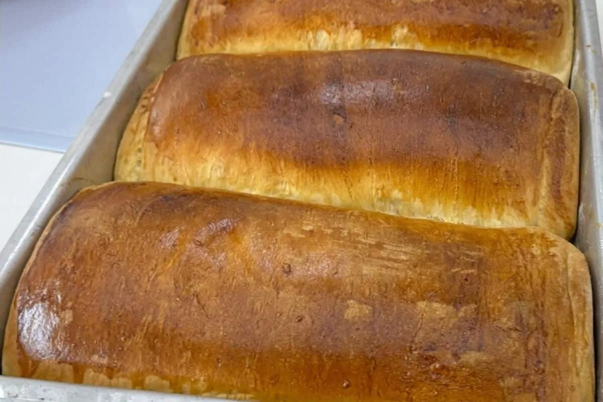 Pão caseiro sem sovar, fácil de preparar e perfeito para servir no café da manhã