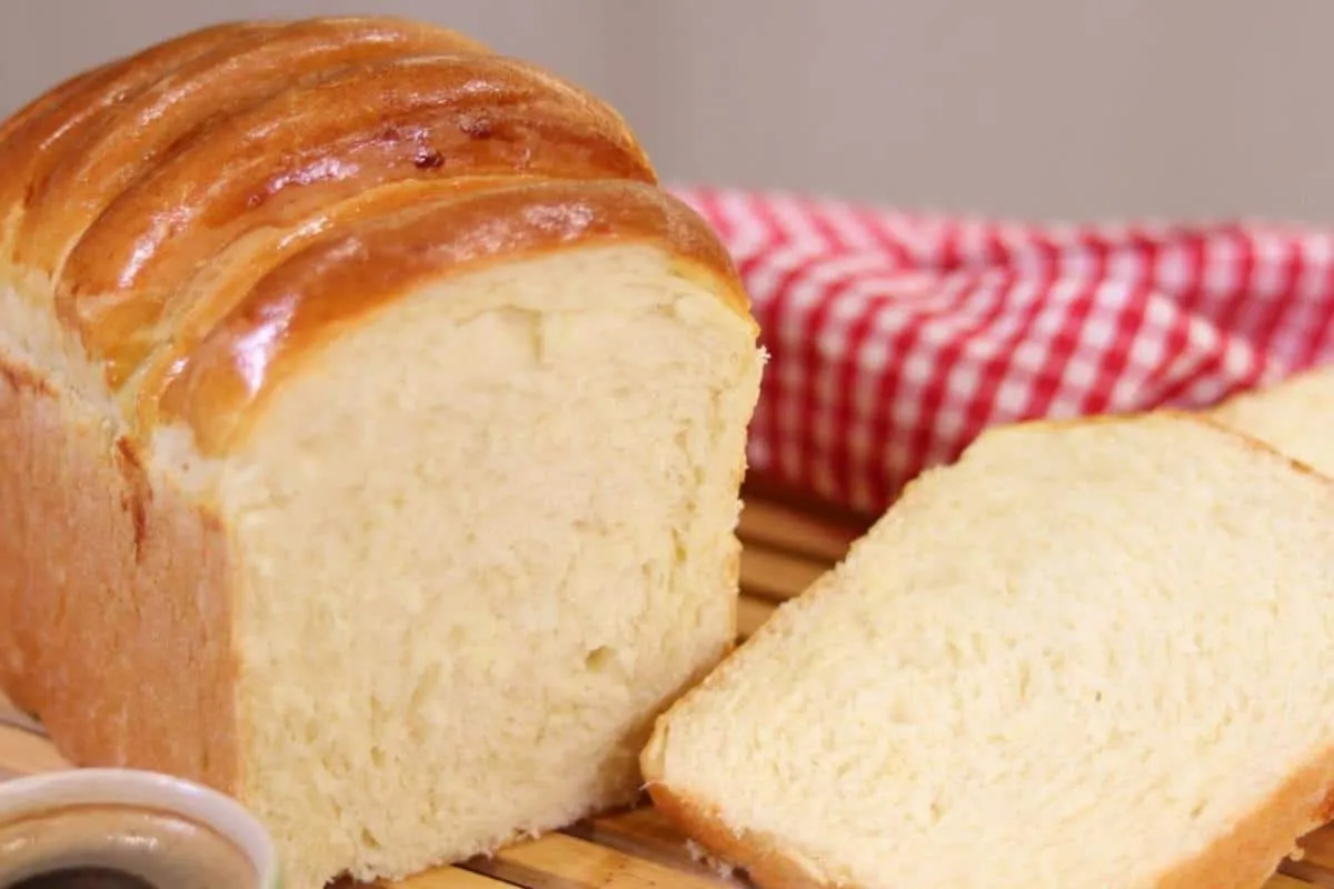 Pão caseiro simples de fazer que já sai do forno no jeito certo de fatiar