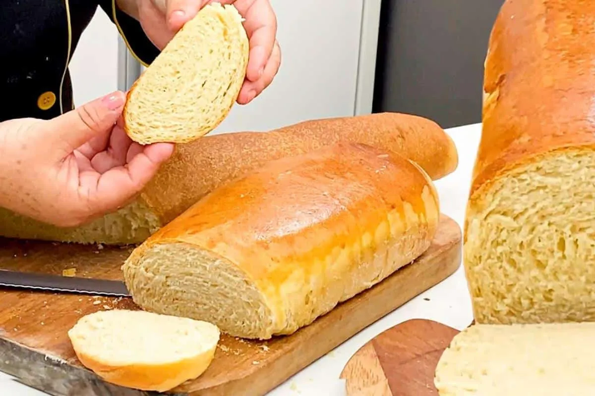 Pão caseiro simples e fácil de fazer para comer quentinho com manteiga