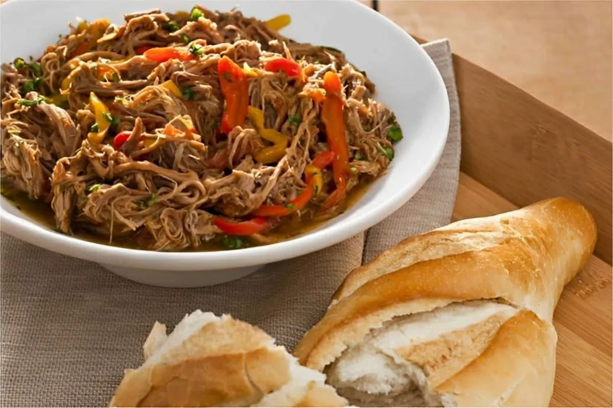 Pão com carne louca para lanches e sanduíches uma delícia para sua festa ou reunião de amigos