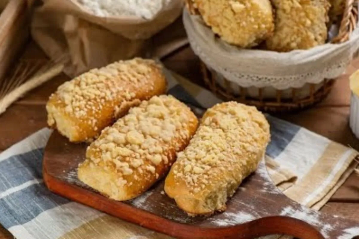 Pão cuca de padaria fofinho e com aquela farofa crocante irresistível para o seu café da tarde