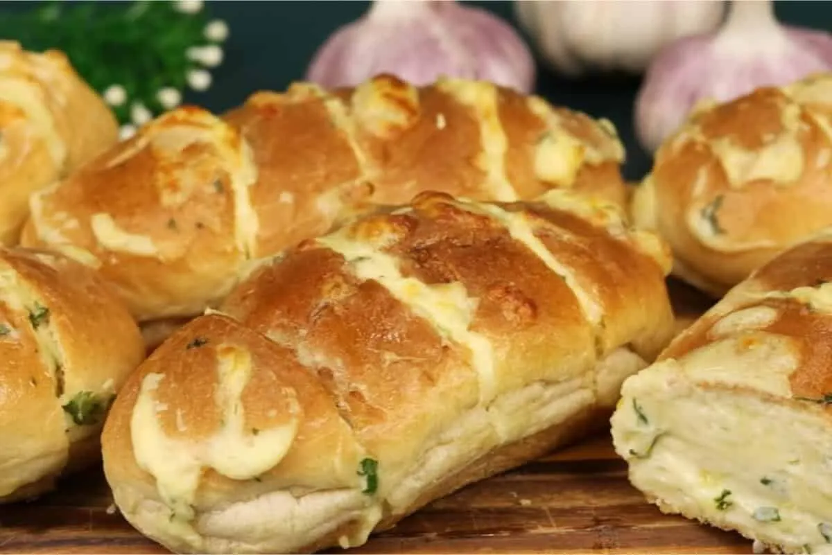 Pão de alho caseiro para acompanhar o churrasco do seu dia das mães