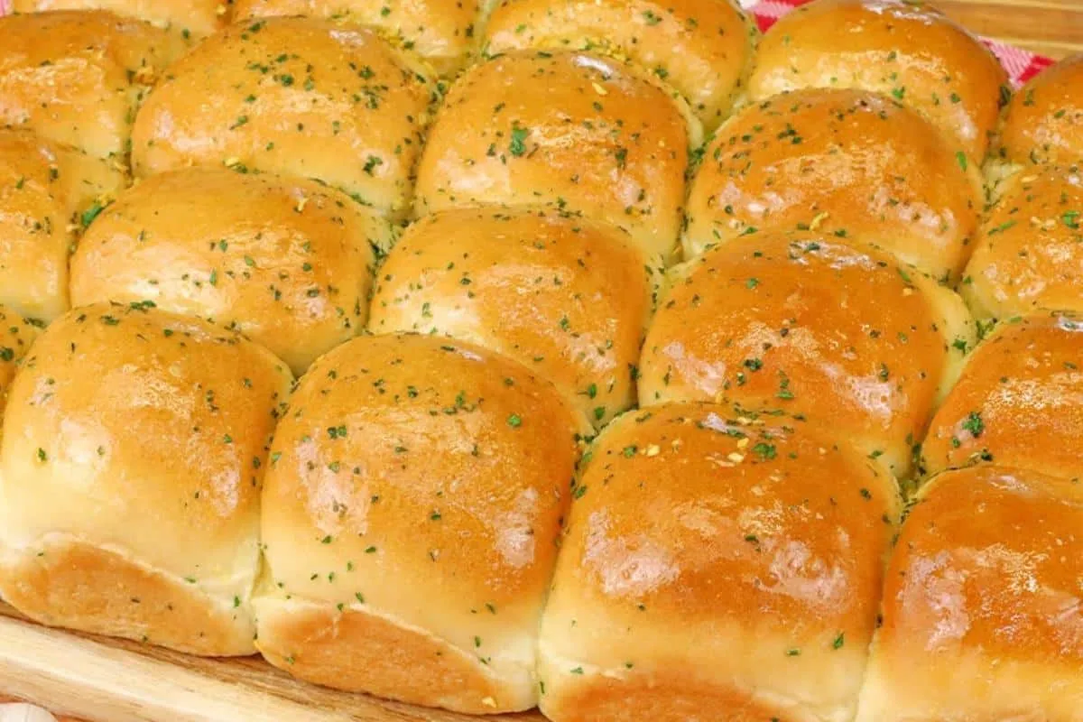 Pão de alho caseiro para o lanche que fica perfeito e muito saboroso