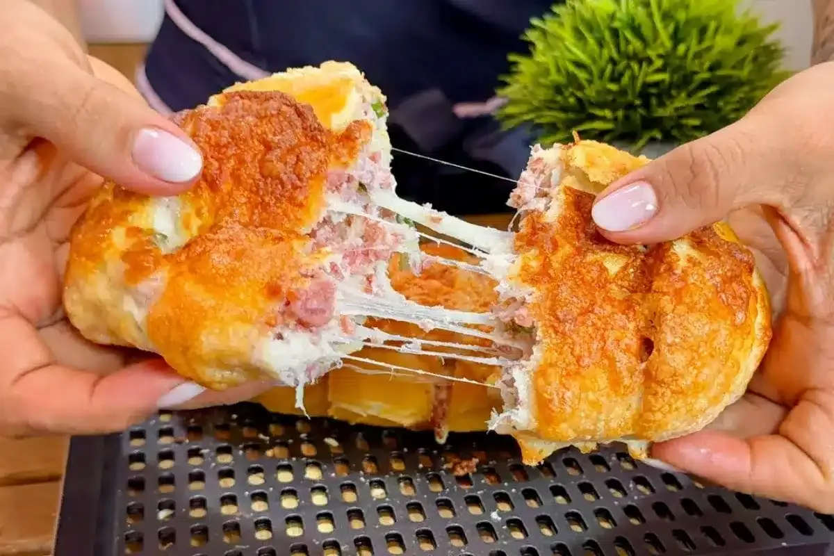 Pão de alho com calabresa feito em minutos, uma opção rápida e super saborosa