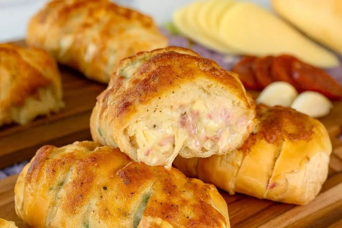 Pão de alho cremoso com calabresa: o melhor pão de alho da sua vida