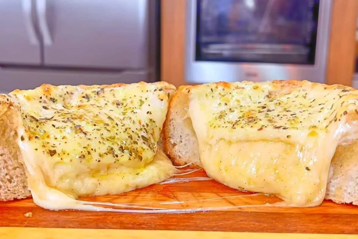 Pão de alho para churrasco: essa versão com bastante queijo é totalmente irresistível