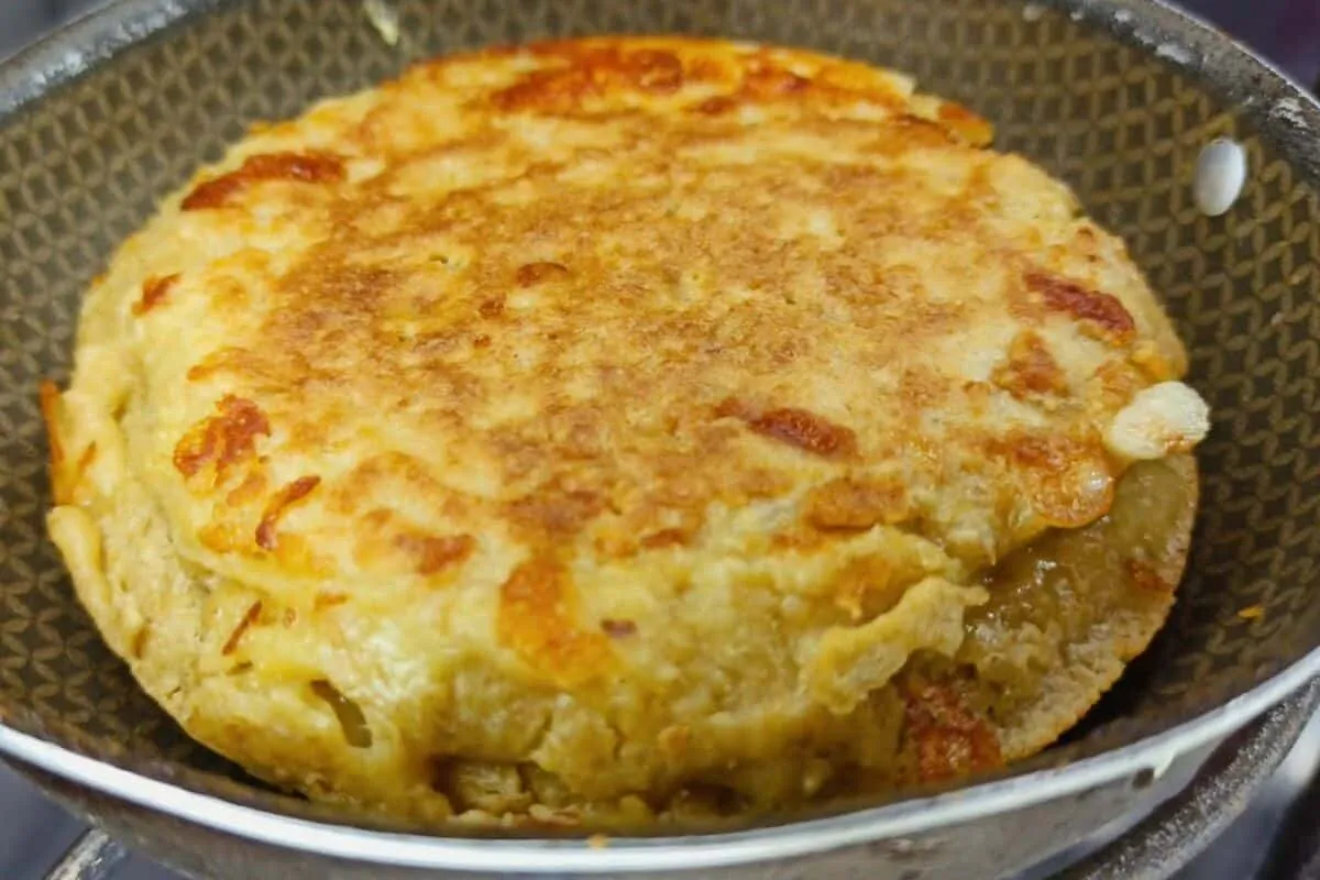 Pão de aveia de frigideira, uma receita saudável com apenas um ovo que fica pronta rapidamente